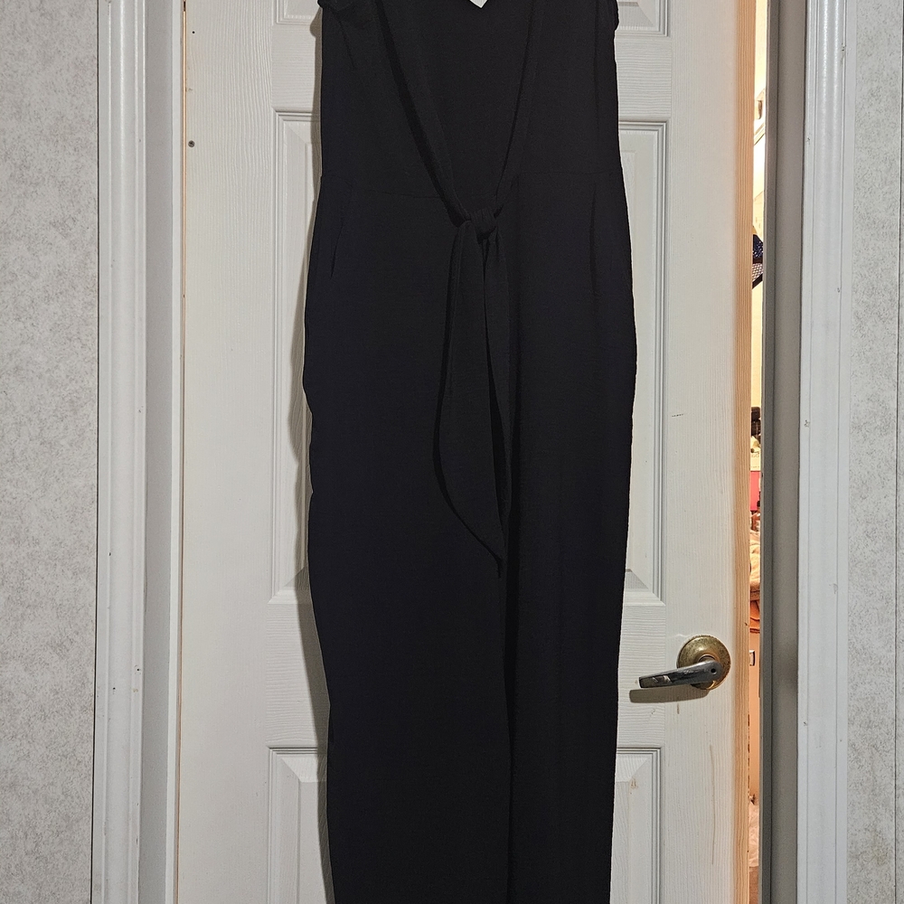 Chic Black Sleeveless Jumper with Pockets